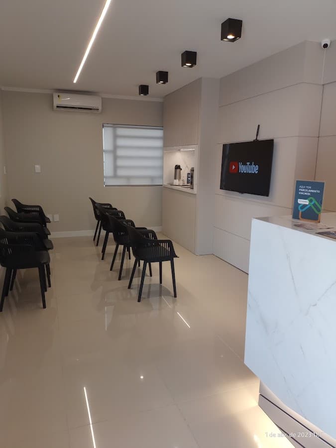 Paciente sorrindo após tratamento odontológico